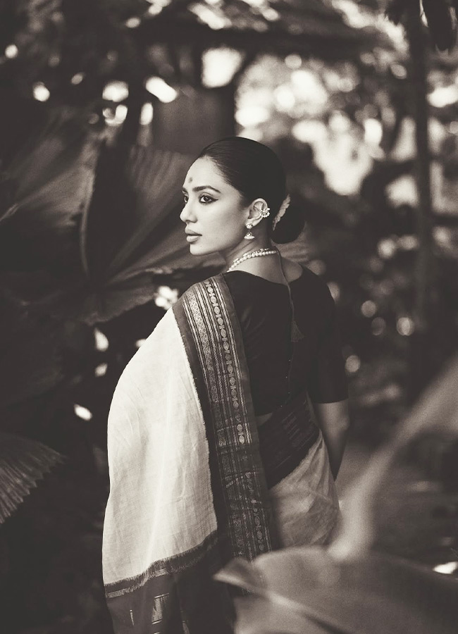 Akkineni Daughter-in-Law Sobhita Dazzles in a Gadwal Saree Photos4