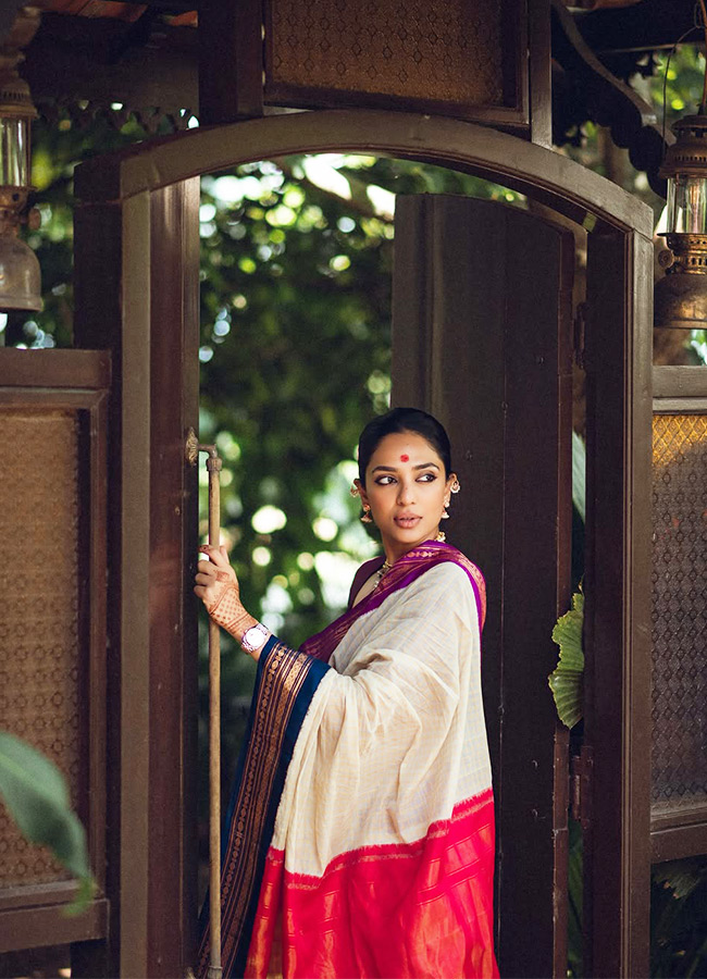 Akkineni Daughter-in-Law Sobhita Dazzles in a Gadwal Saree Photos5