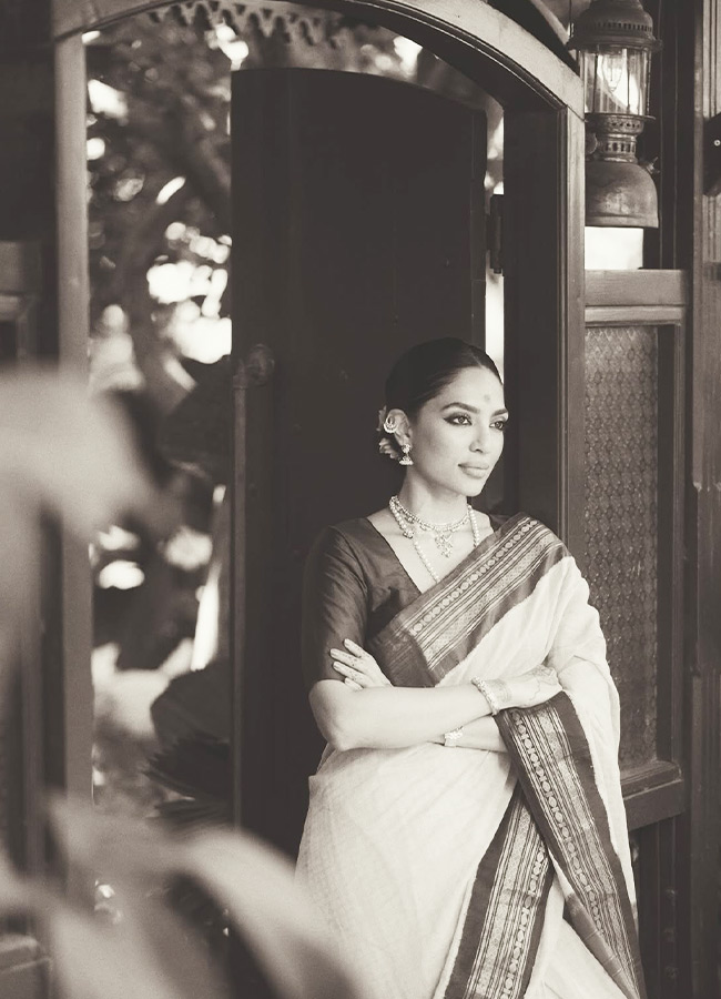 Akkineni Daughter-in-Law Sobhita Dazzles in a Gadwal Saree Photos6