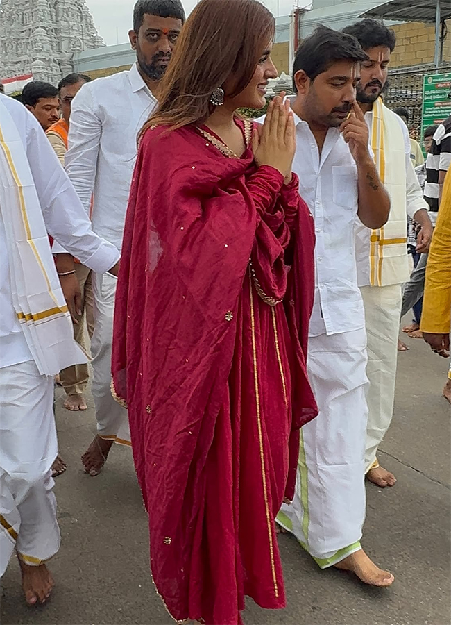 Actress Nidhhi Agerwal in Tirumala HD Photos10