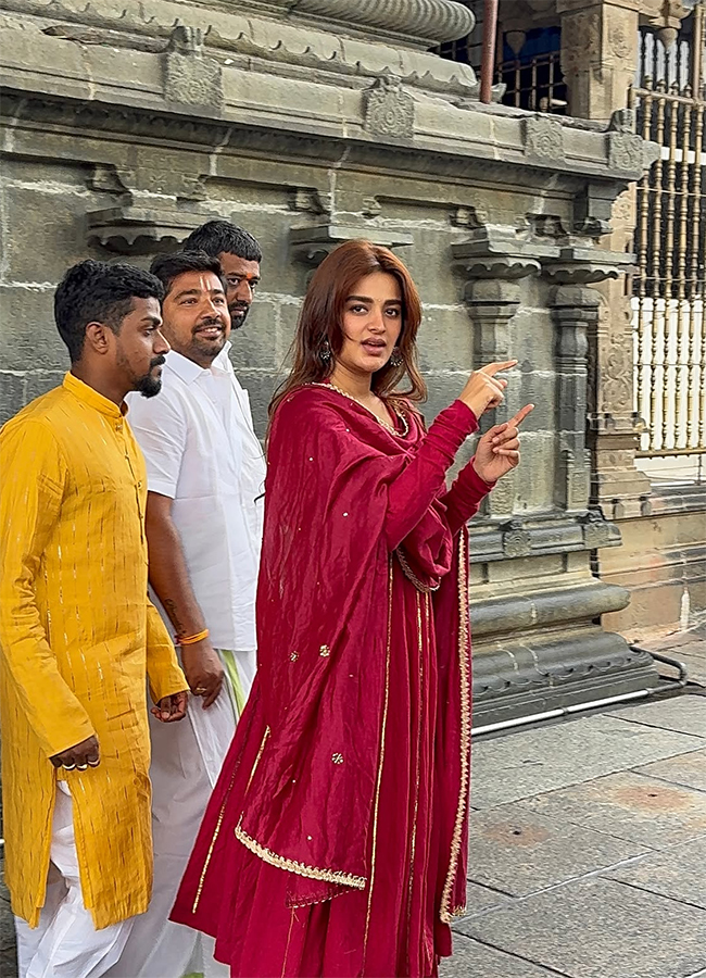 Actress Nidhhi Agerwal in Tirumala HD Photos15