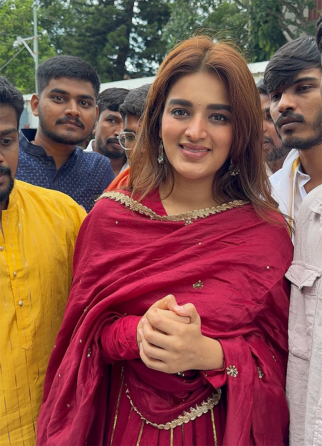 Actress Nidhhi Agerwal in Tirumala HD Photos2