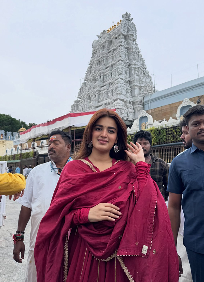 Actress Nidhhi Agerwal in Tirumala HD Photos8