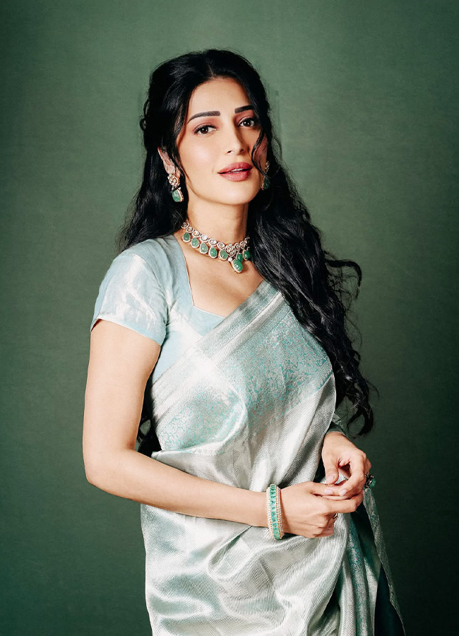 Shruti Haasan Brings Grace to the Saree Photos10