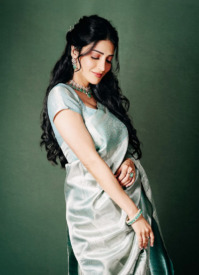 Shruti Haasan Brings Grace to the Saree Photos11