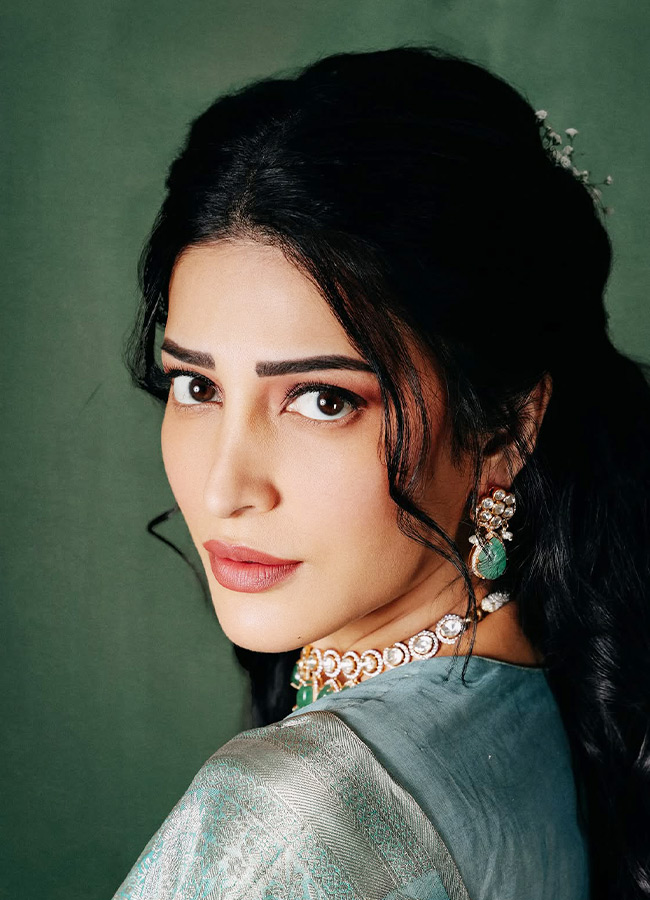 Shruti Haasan Brings Grace to the Saree Photos12