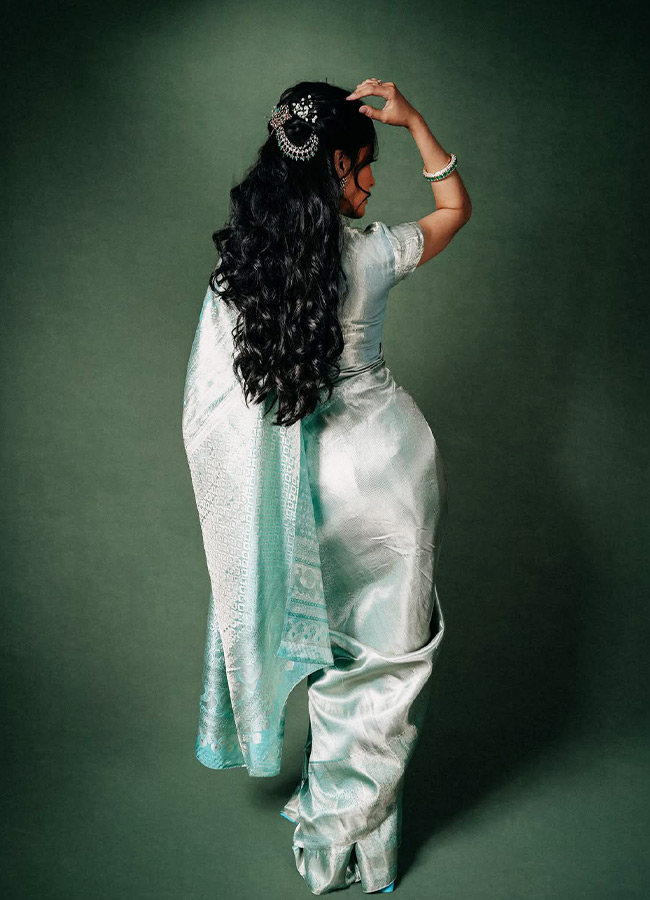 Shruti Haasan Brings Grace to the Saree Photos13