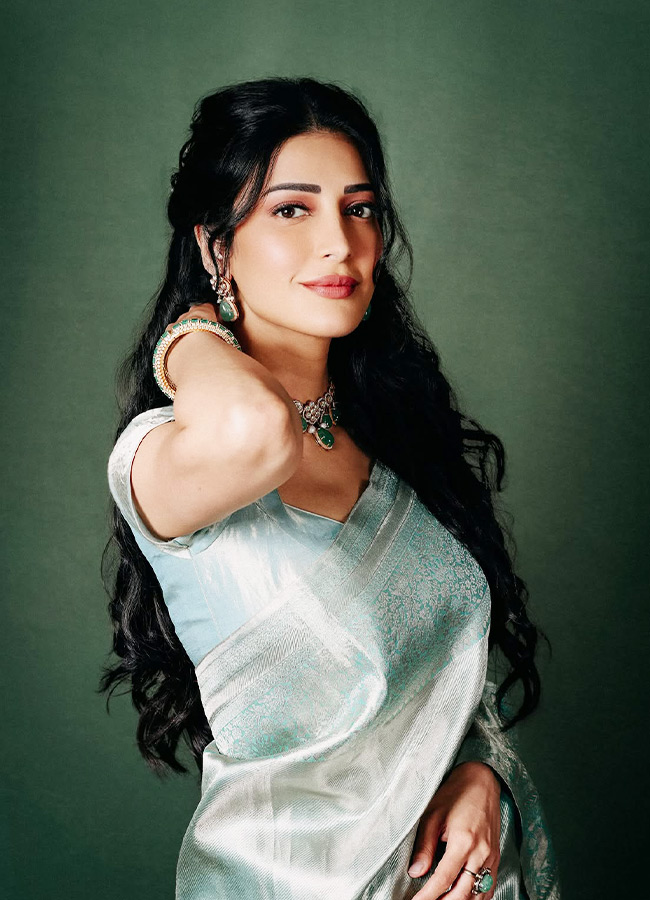 Shruti Haasan Brings Grace to the Saree Photos14
