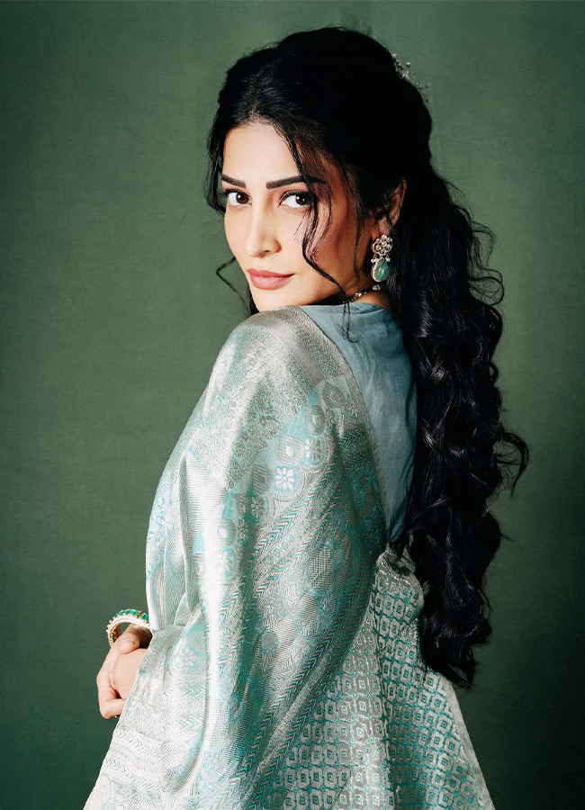 Shruti Haasan Brings Grace to the Saree Photos2