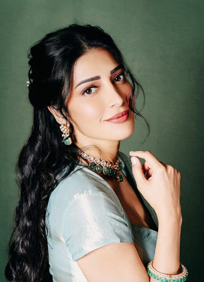 Shruti Haasan Brings Grace to the Saree Photos3
