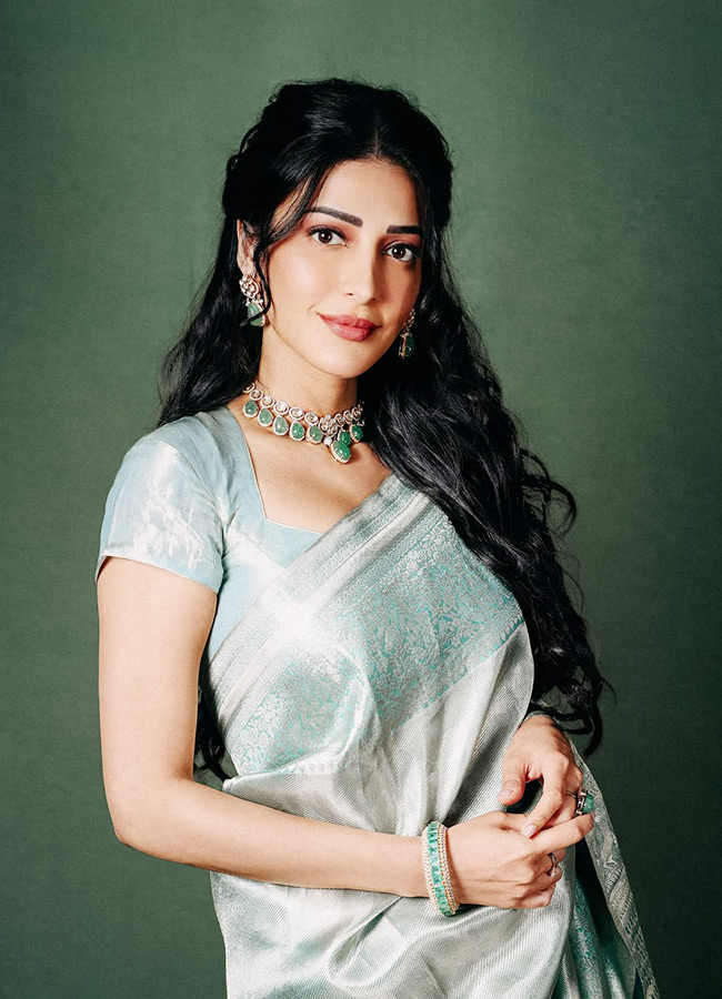 Shruti Haasan Brings Grace to the Saree Photos4