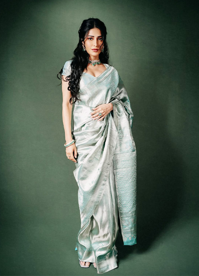 Shruti Haasan Brings Grace to the Saree Photos5