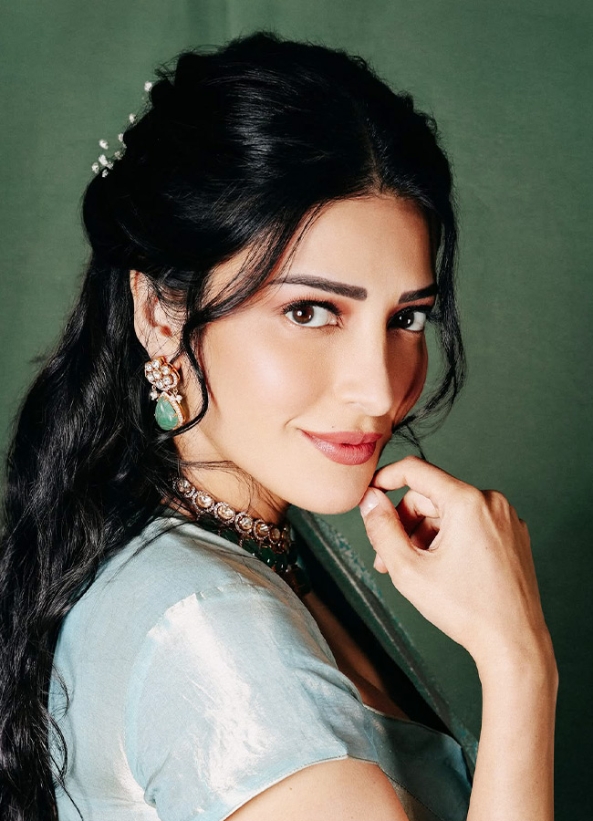 Shruti Haasan Brings Grace to the Saree Photos6