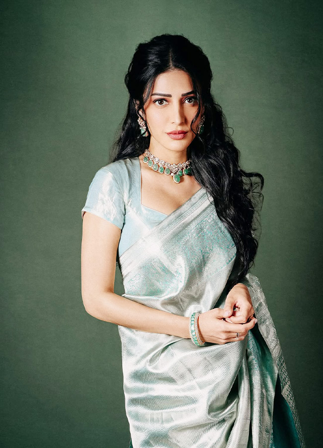 Shruti Haasan Brings Grace to the Saree Photos7