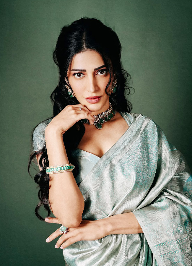 Shruti Haasan Brings Grace to the Saree Photos8