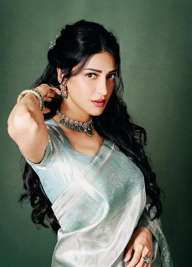 Shruti Haasan Brings Grace to the Saree Photos9