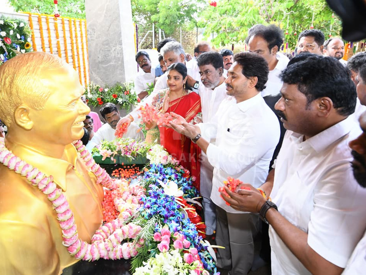 YS Jagan Pays Tributes YS Rajasekhara Reddy at YSR Ghat Photos2