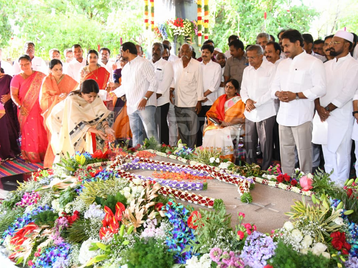 YS Jagan Pays Tributes YS Rajasekhara Reddy at YSR Ghat Photos10