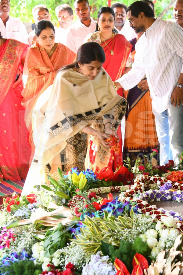 YS Jagan Pays Tributes YS Rajasekhara Reddy at YSR Ghat Photos11