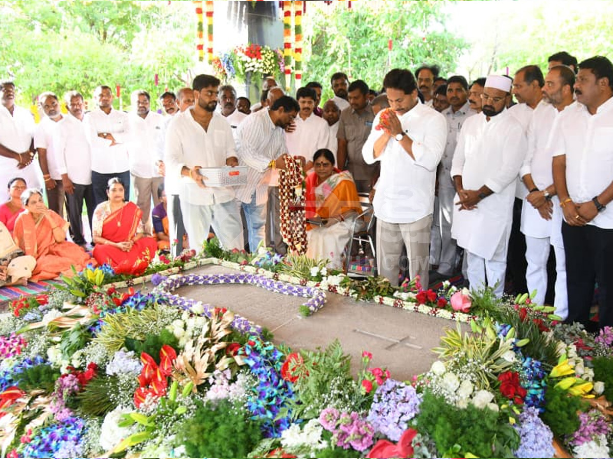 YS Jagan Pays Tributes YS Rajasekhara Reddy at YSR Ghat Photos13