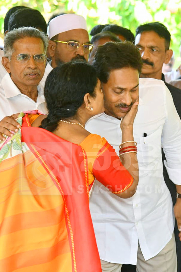 YS Jagan Pays Tributes YS Rajasekhara Reddy at YSR Ghat Photos12