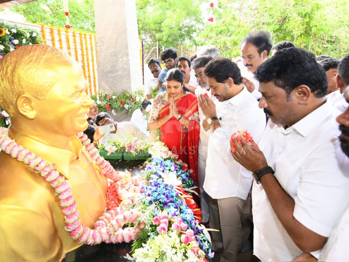 YS Jagan Pays Tributes YS Rajasekhara Reddy at YSR Ghat Photos3