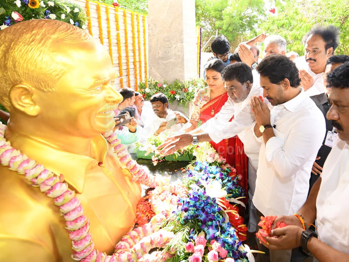 YS Jagan Pays Tributes YS Rajasekhara Reddy at YSR Ghat Photos4