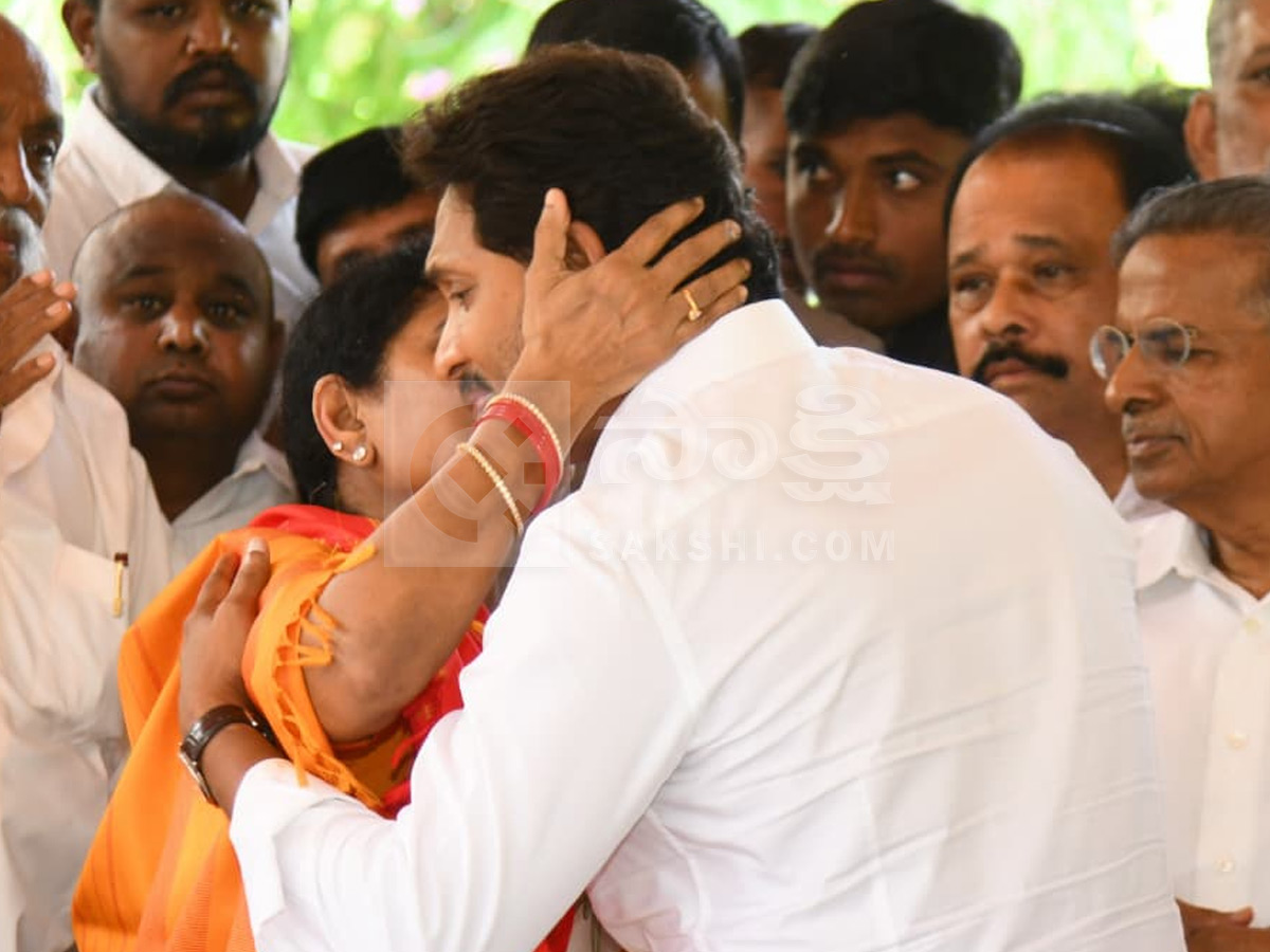 YS Jagan Pays Tributes YS Rajasekhara Reddy at YSR Ghat Photos5