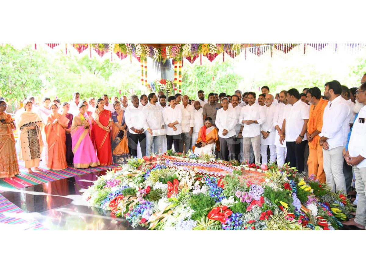 YS Jagan Pays Tributes YS Rajasekhara Reddy at YSR Ghat Photos6