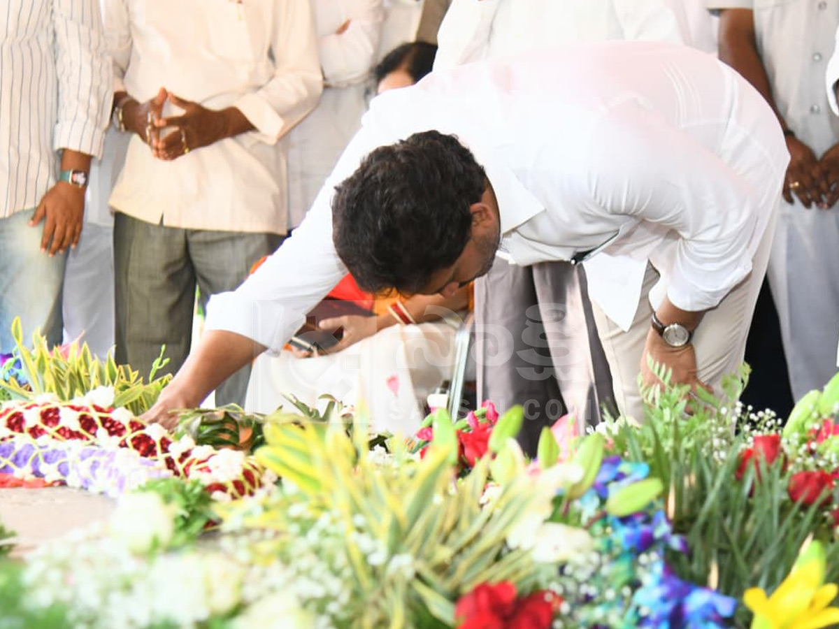YS Jagan Pays Tributes YS Rajasekhara Reddy at YSR Ghat Photos7