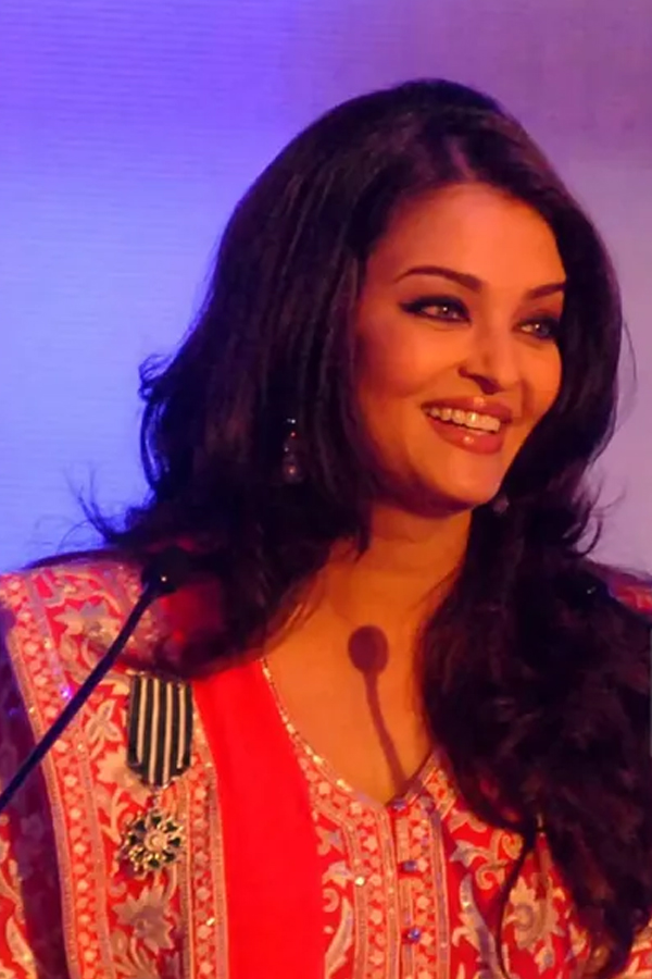 Aishwarya Rai Bachchan gets French honour Photos10