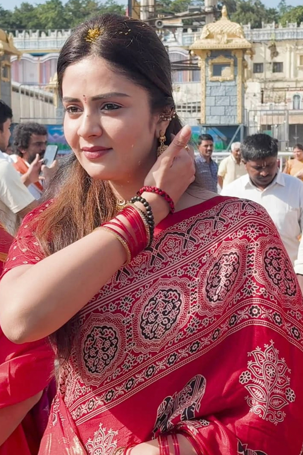 Anchor Sreemukhi Visited Tirumala Photos2