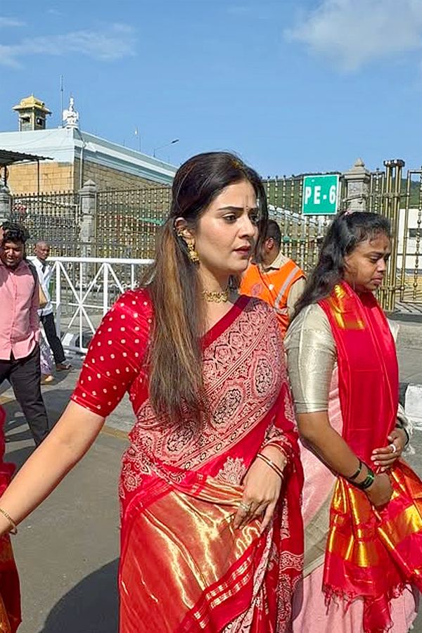 Anchor Sreemukhi Visited Tirumala Photos12