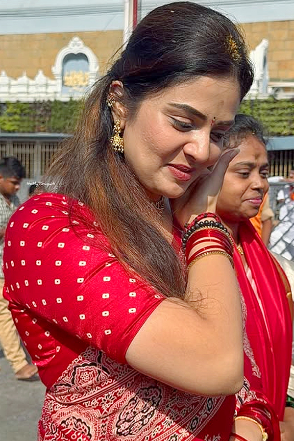 Anchor Sreemukhi Visited Tirumala Photos13