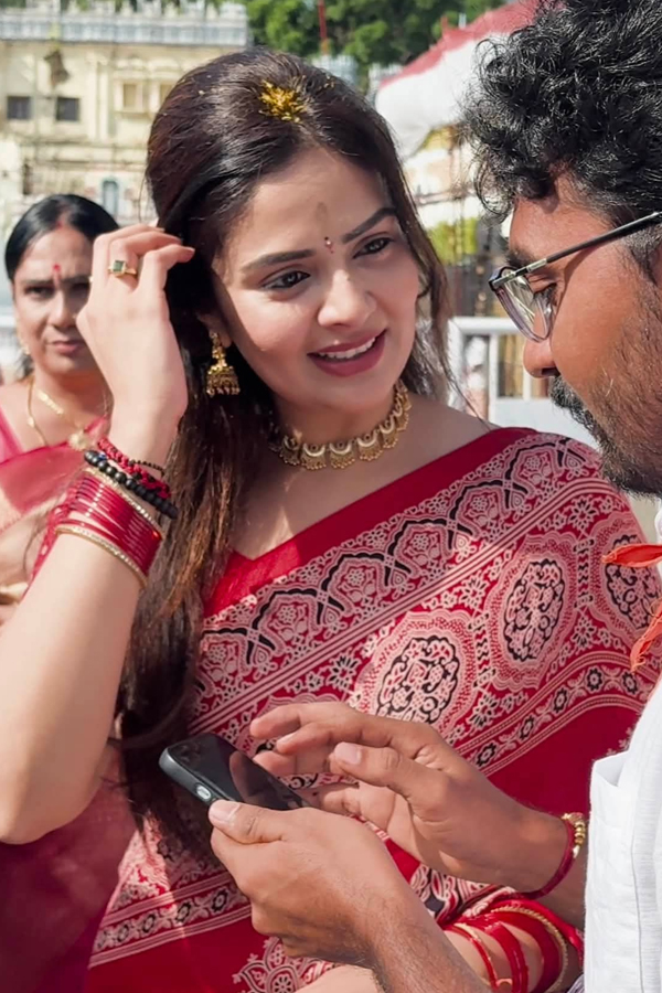 Anchor Sreemukhi Visited Tirumala Photos3