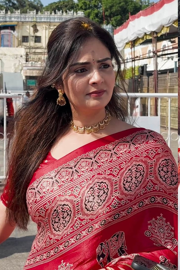 Anchor Sreemukhi Visited Tirumala Photos4