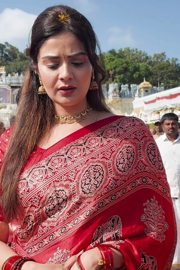 Anchor Sreemukhi Visited Tirumala Photos5