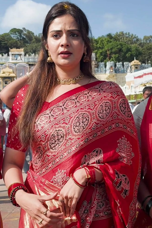Anchor Sreemukhi Visited Tirumala Photos6