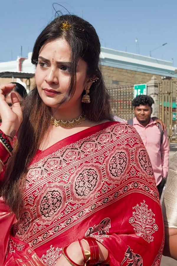 Anchor Sreemukhi Visited Tirumala Photos7