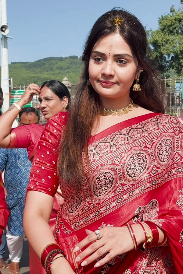 Anchor Sreemukhi Visited Tirumala Photos8