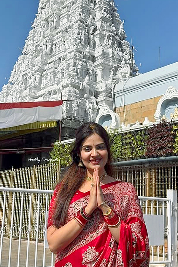Anchor Sreemukhi Visited Tirumala Photos9