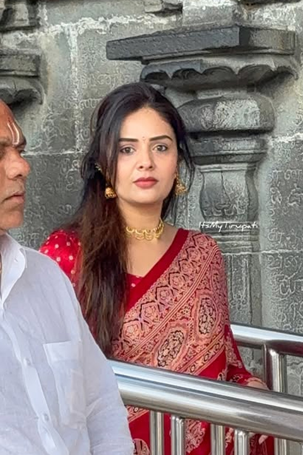 Anchor Sreemukhi Visited Tirumala Photos10