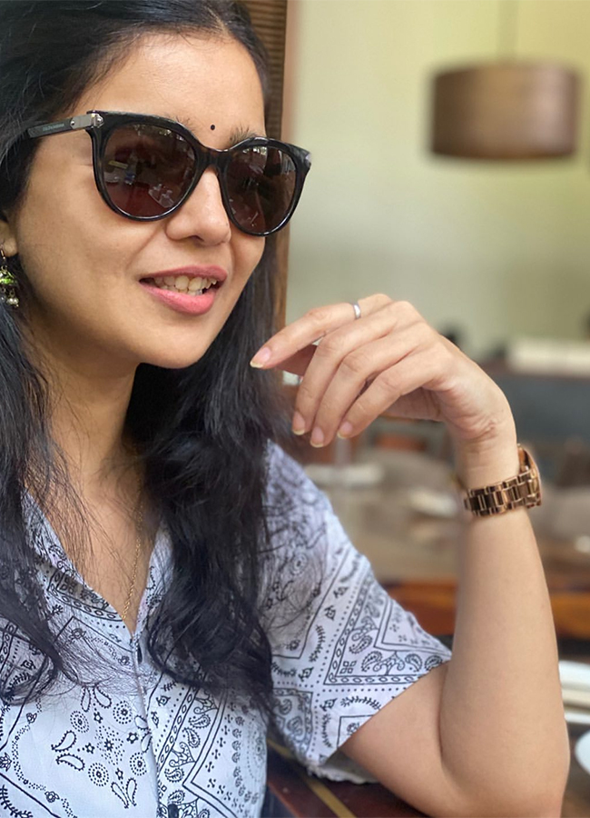 Colors Swathi announces marriage to director Srikanth Nagothi11