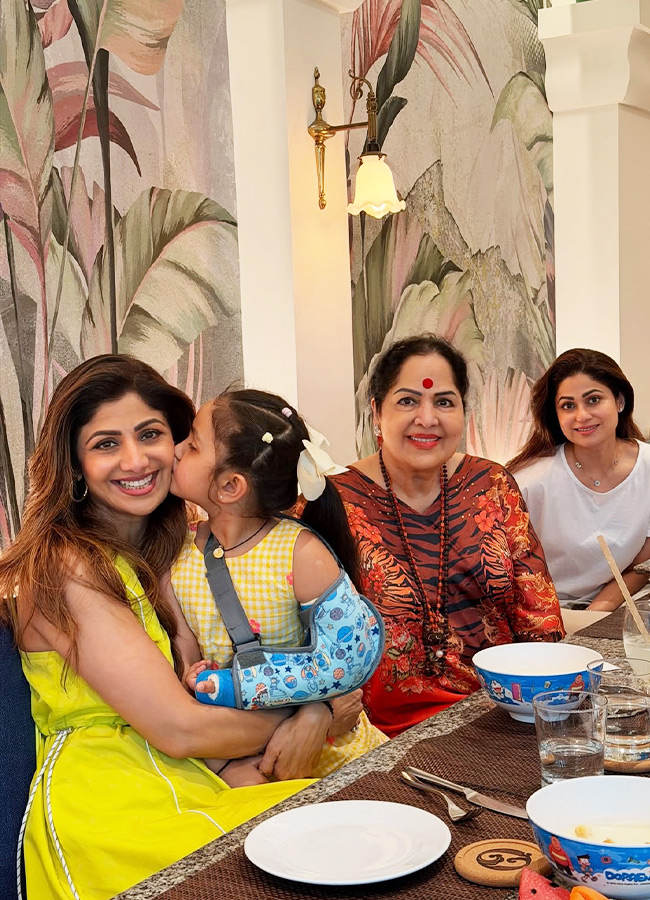 Heroine Enjoys a Memorable Trip with Three Generations Photos11