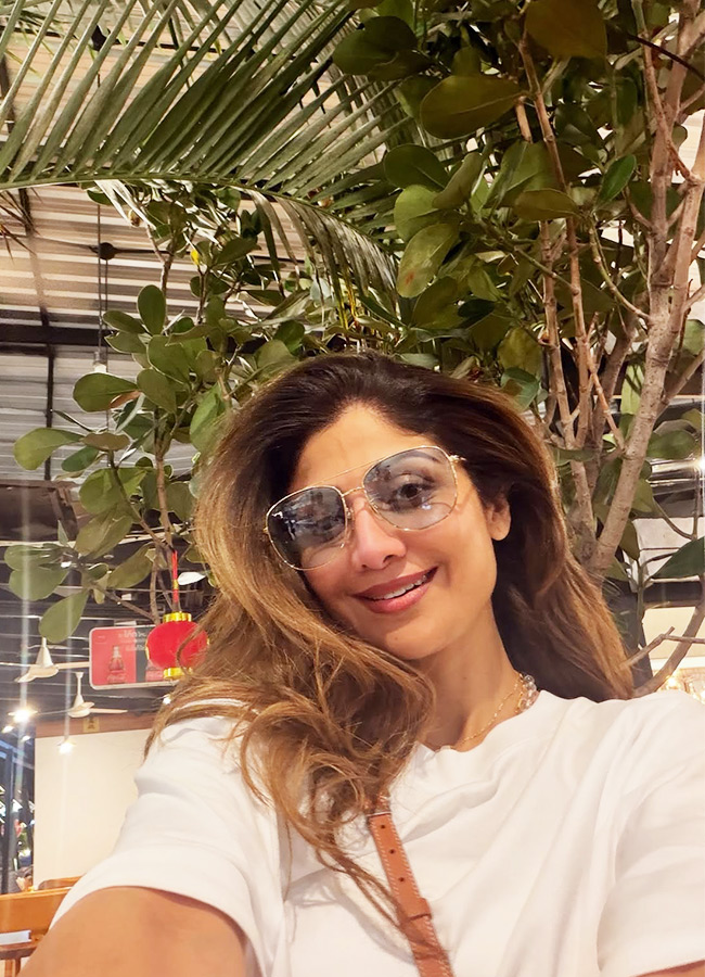 Heroine Enjoys a Memorable Trip with Three Generations Photos4