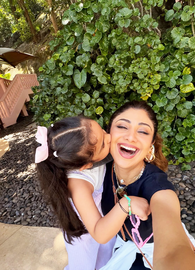 Heroine Enjoys a Memorable Trip with Three Generations Photos5