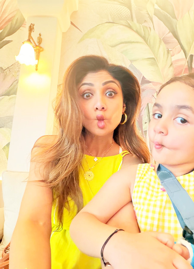 Heroine Enjoys a Memorable Trip with Three Generations Photos9