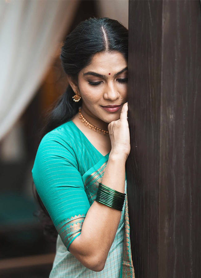 Trending Beauty Swasika Stuns in a Saree Photos11