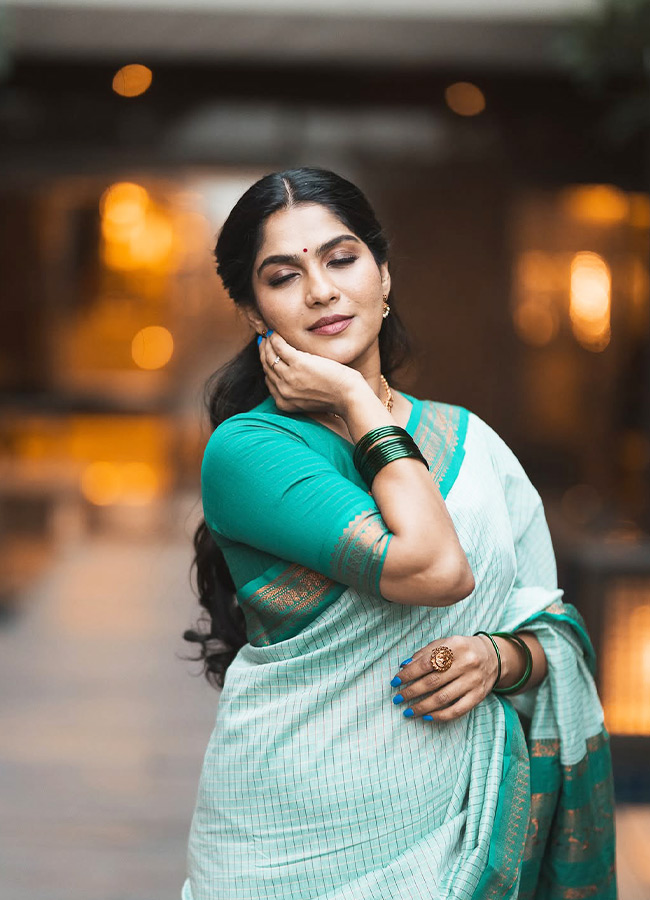 Trending Beauty Swasika Stuns in a Saree Photos13