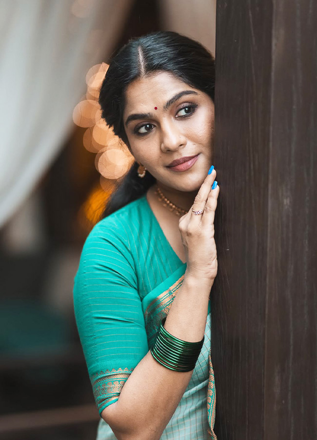 Trending Beauty Swasika Stuns in a Saree Photos2